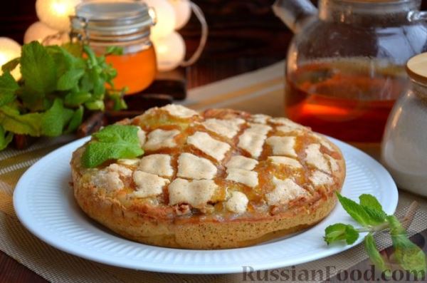 Двухслойный песочный тарт с джемом и безе