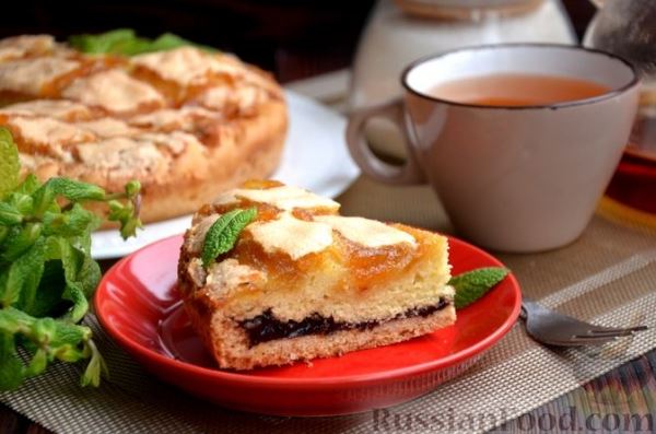 Двухслойный песочный тарт с джемом и безе