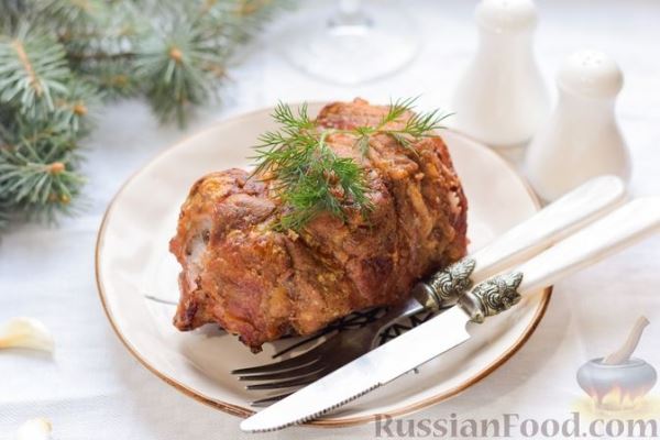 Мясной рулет с шампиньонами, сыром и зеленью