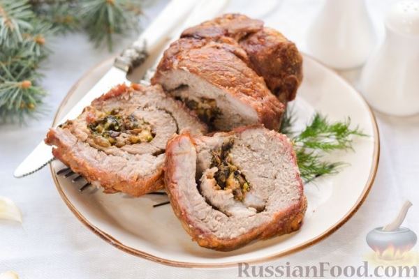 Мясной рулет с шампиньонами, сыром и зеленью