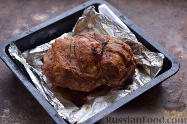 Мясной рулет с шампиньонами, сыром и зеленью