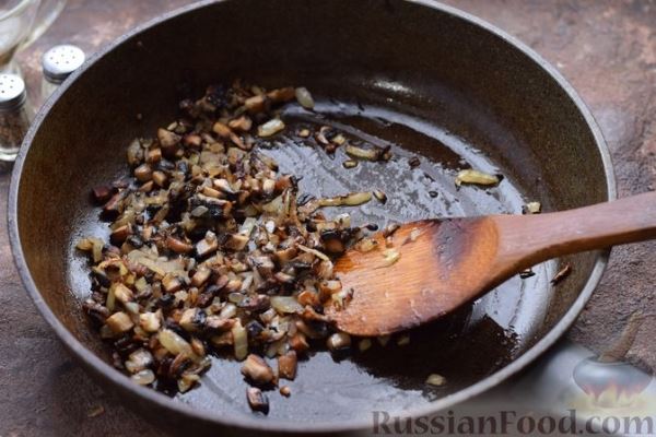 Мясной рулет с шампиньонами, сыром и зеленью