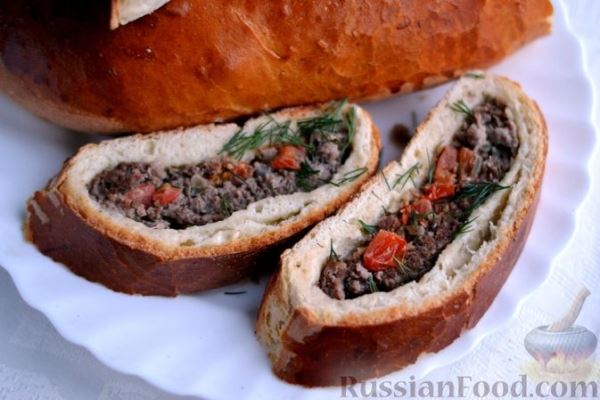 Пирог с мясом, помидорами и сыром (из дрожжевого теста)