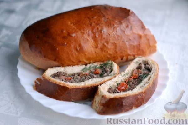 Пирог с мясом, помидорами и сыром (из дрожжевого теста)