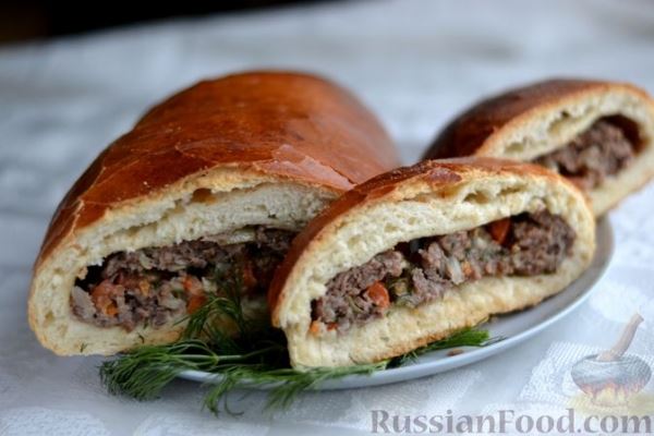 Пирог с мясом, помидорами и сыром (из дрожжевого теста)