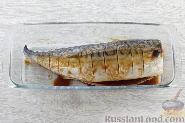 Скумбрия в томатно-соевом маринаде, запечённая с шампиньонами и луком