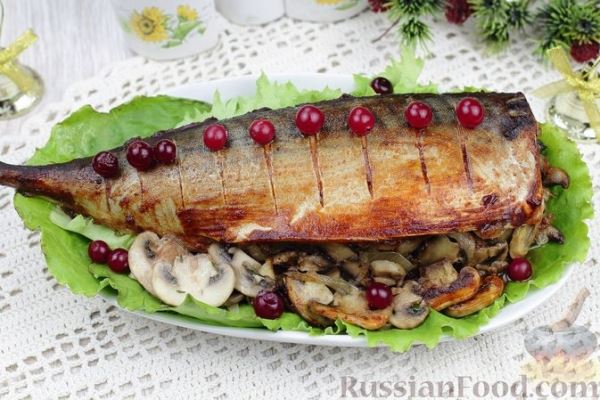 Скумбрия в томатно-соевом маринаде, запечённая с шампиньонами и луком