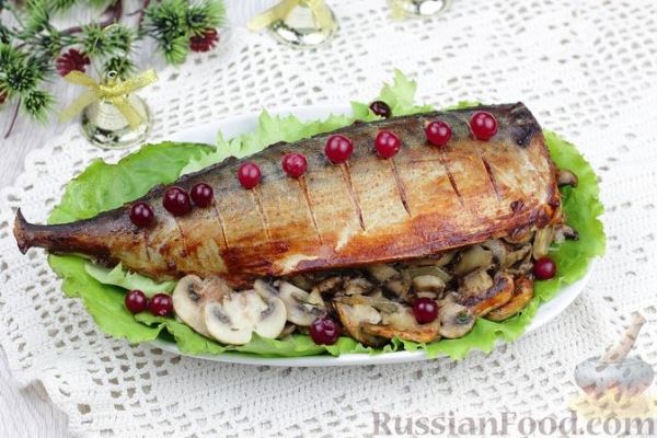 Скумбрия в томатно-соевом маринаде, запечённая с шампиньонами и луком