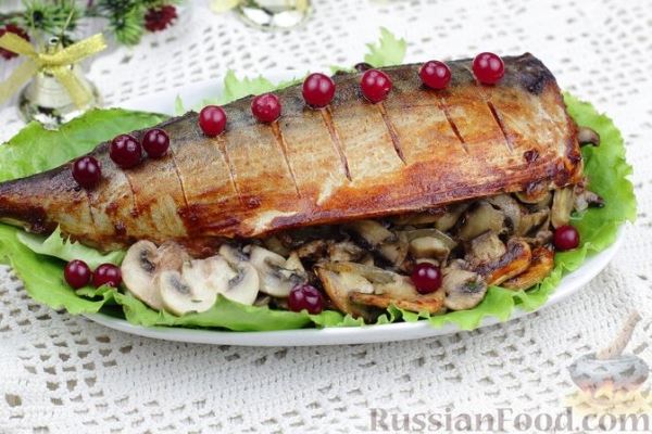 Скумбрия в томатно-соевом маринаде, запечённая с шампиньонами и луком